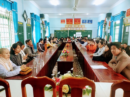 Ban trị sự chùa Long Hoa tặng 200 suất quà Tết cho học sinh nhà trường