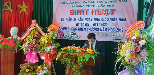 Thầy giáo Nguyễn Gia Đông - Hiệu trưởng nhà trường phát biểu