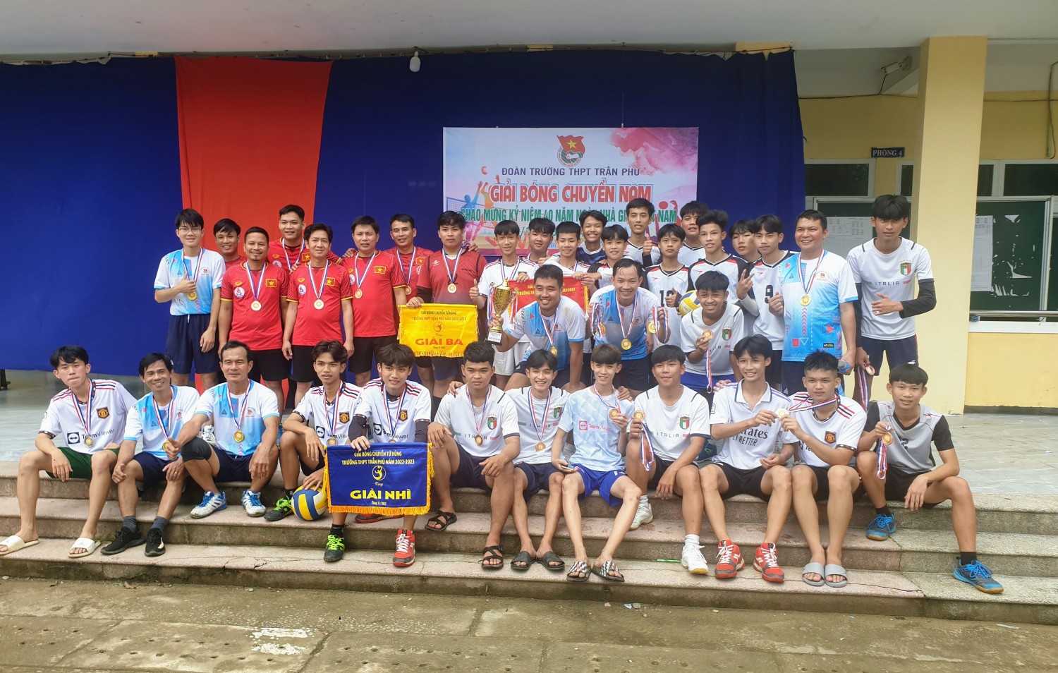 Đoàn trường tổ chức thành công giải bóng chuyền nam chào mừng kỷ niệm 40 năm ngày Nhà giáo Việt Nam