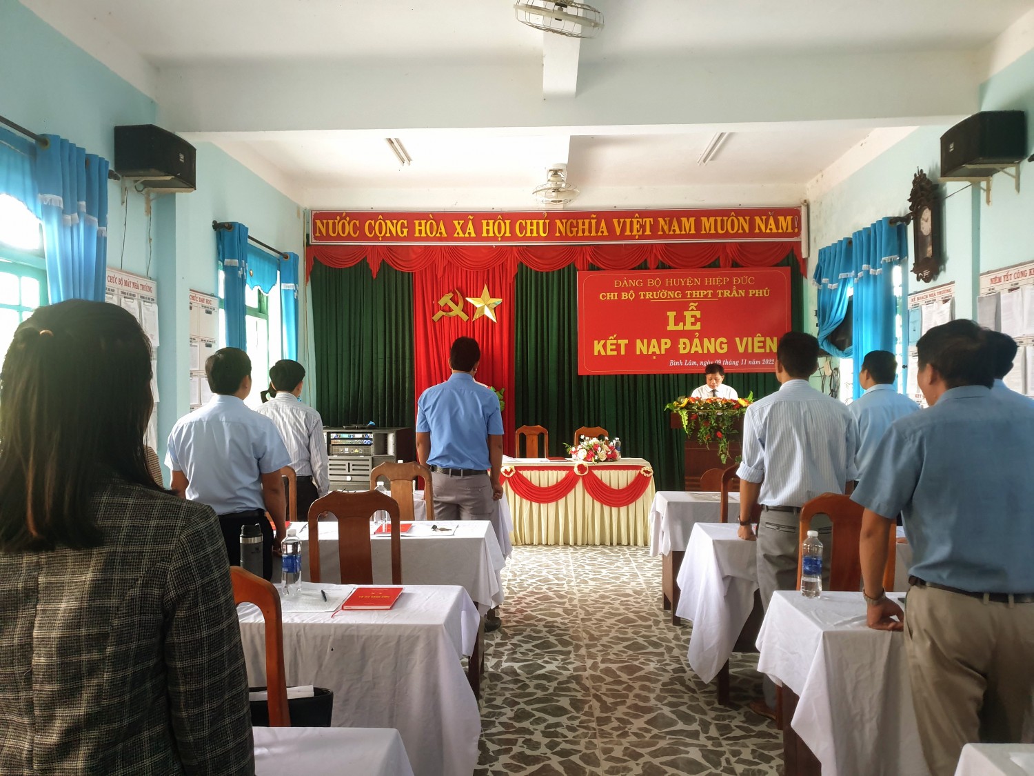 Chi bộ trường THPT Trần Phú trang trọng tổ chức lễ kết nạp Đảng viên cho các quần chúng ưu tú