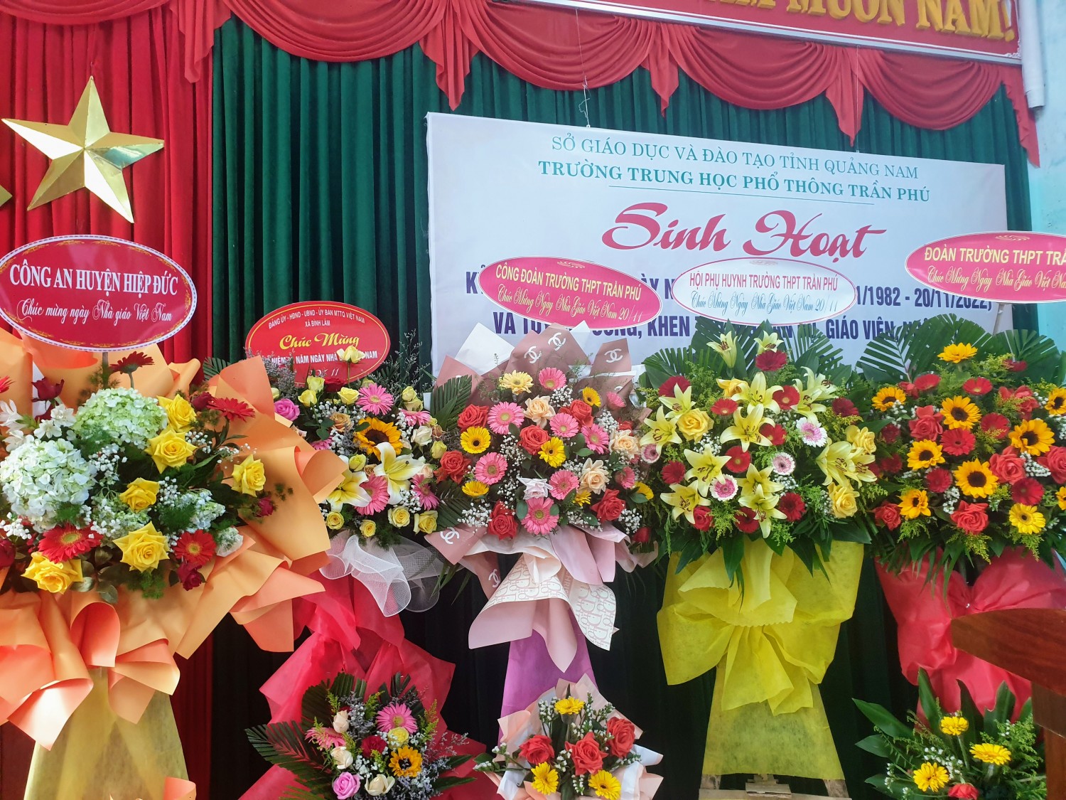 Tổ chức kỷ niệm 40 năm ngày Nhà giáo Việt Nam và tuyên dương khen thưởng năm học 2021-2022