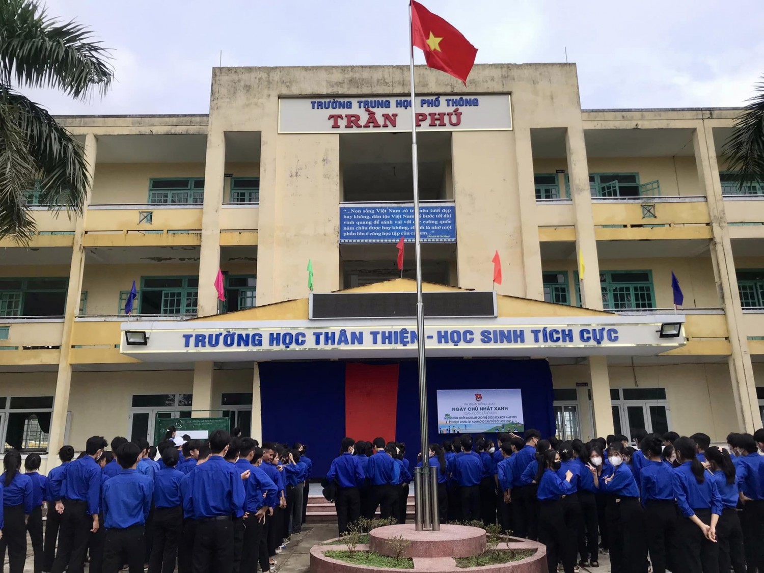 Đoàn trường Trần Phú ra quân "ngày chủ nhật xanh" lần thứ 4 năm 2023